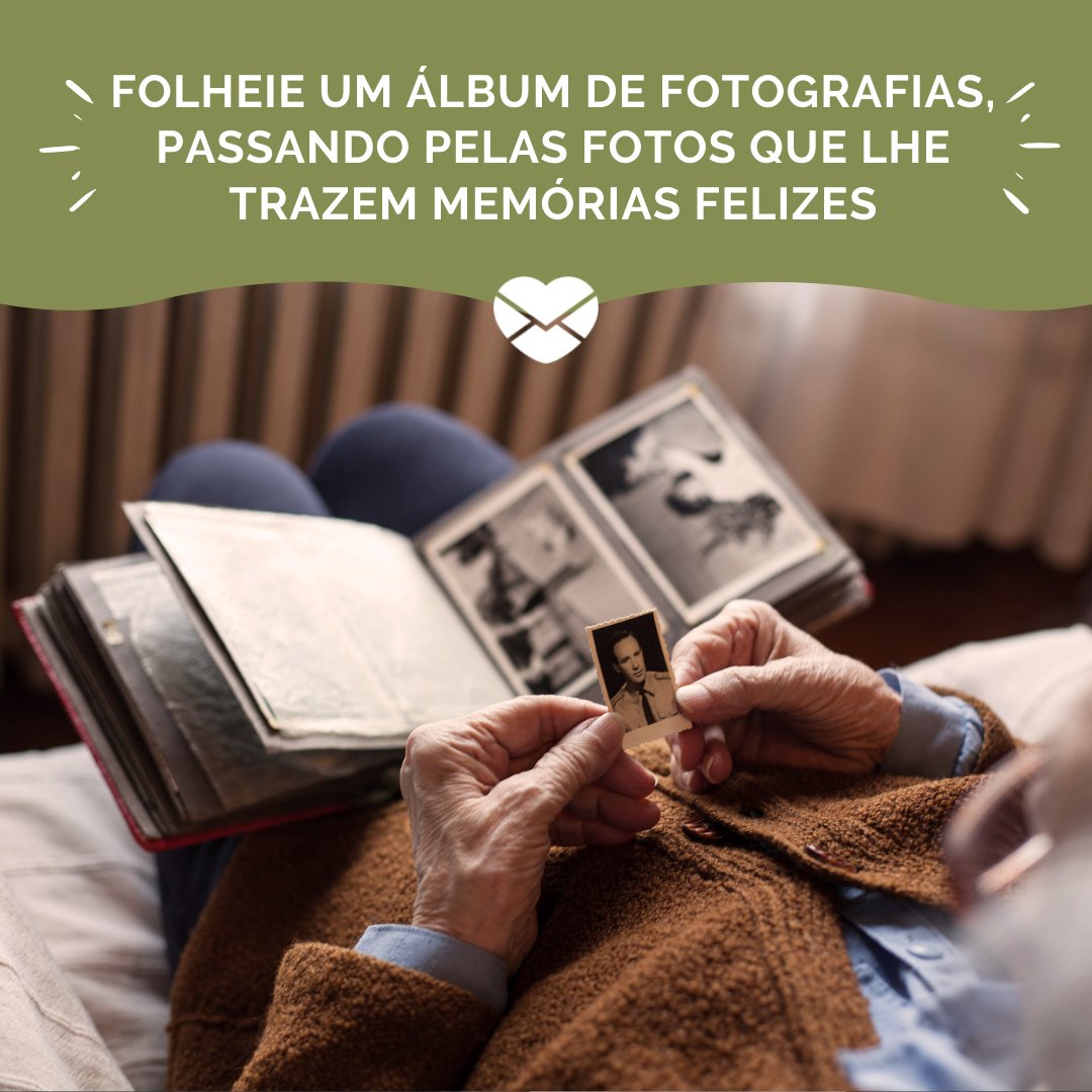 'Folheie um álbum de fotografias, passando pelas fotos que lhe trazem memórias felizes' - Mensagens para cuidar da saúde mental de idosos