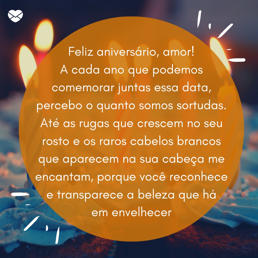 Mensagens Com Amor / Canva / Pixabay 'Feliz aniversário, amor! A cada ano que podemos comemorar juntas essa data, percebo o quanto somos sortudas. Até as rugas que crescem no seu rosto e os raros cabelos brancos que aparecem na sua cabeça me encantam, porque você reconhece e transparece a beleza que há em envelhecer' - Feliz Aniversári