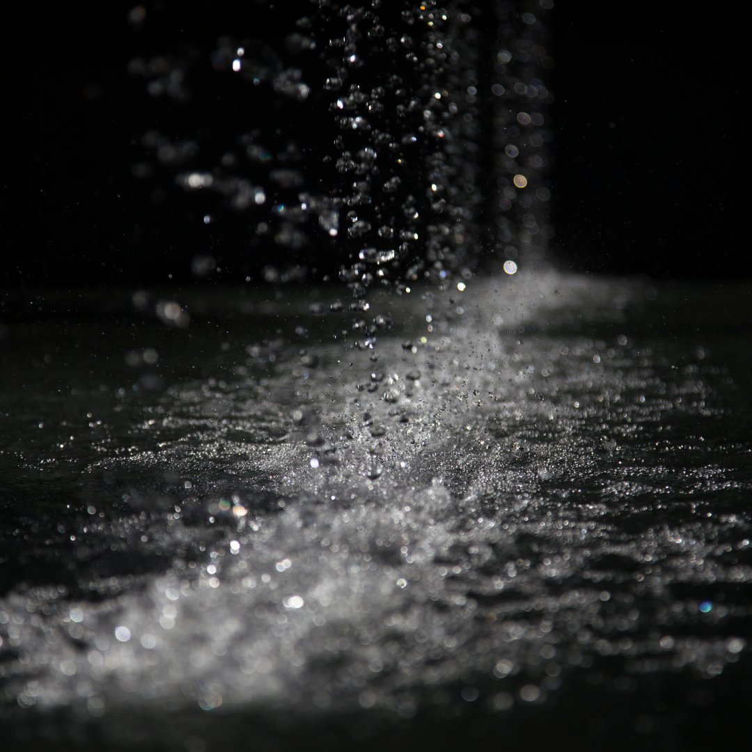 Anzel / Getty Images / Canva Imagem de pingos de chuva caindo no chão