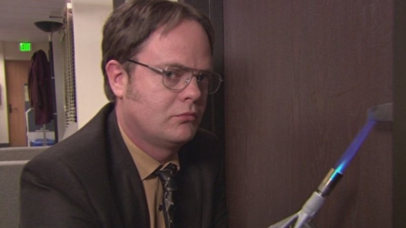 Homem com maçarico em cena da série The Office.