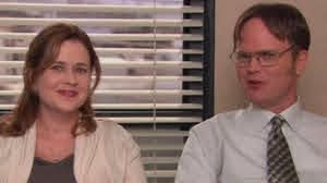 Homem e mulher em cena da série The Office.