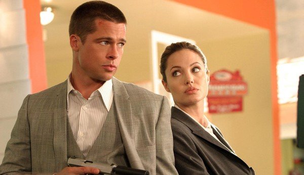 Angelina olhando para Brad em uma cena do filme Sr. e Sra. Smith