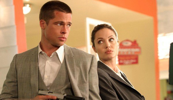 Reprodução/ 20th Century Fox Angelina olhando para Brad em uma cena do filme Sr. e Sra. Smith