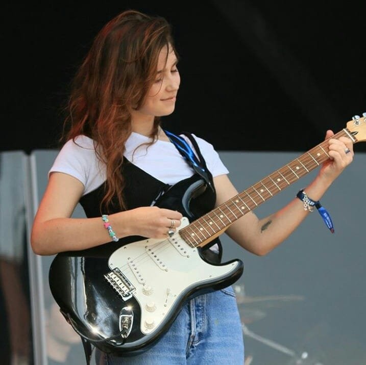 Mulher tocando guitarra .