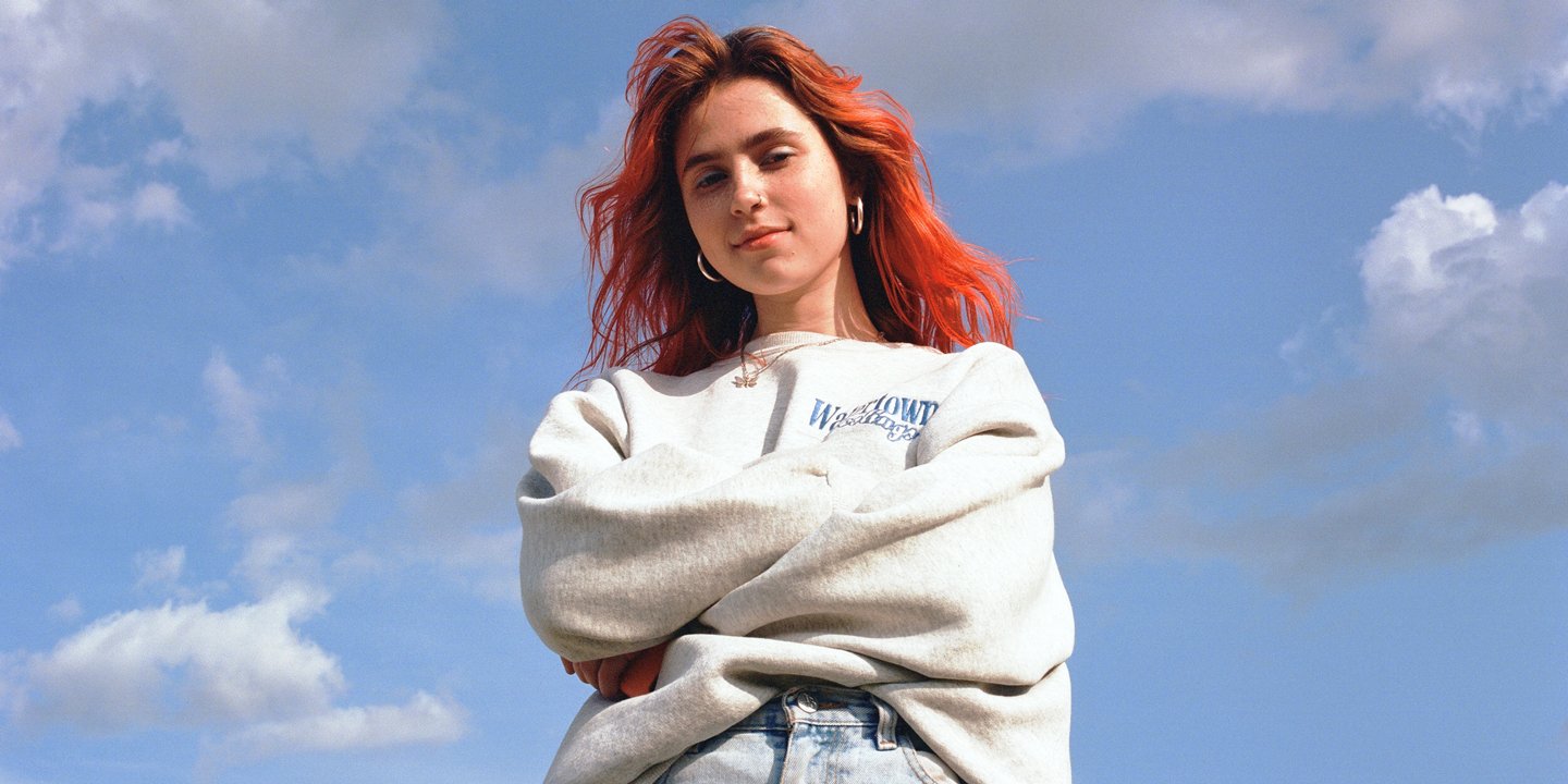 Reprodução/ pitchfork Mulher posando para foto.