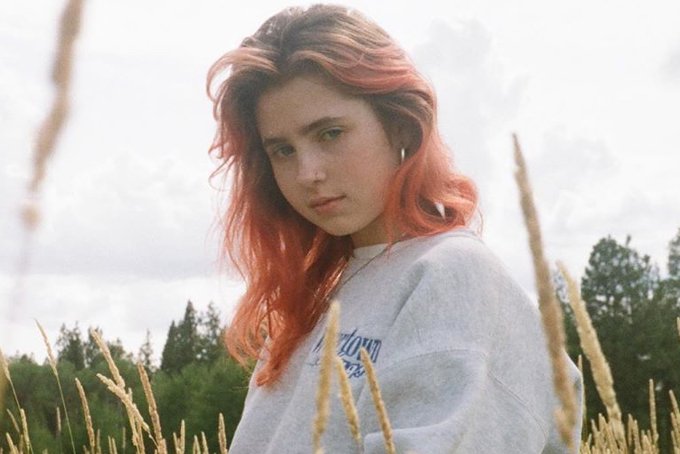 Reprodução/ Instagram da Clairo Catrill Mulher posando para foto.