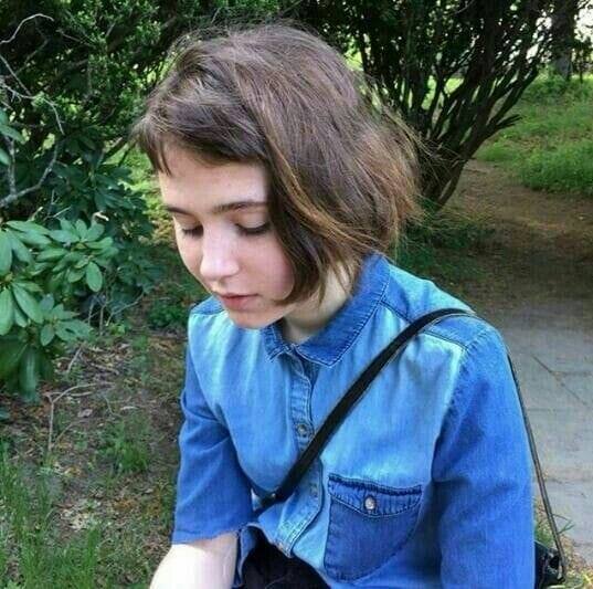 Reprodução/ Facebook da Clairo Catrill Mulher posando para foto.