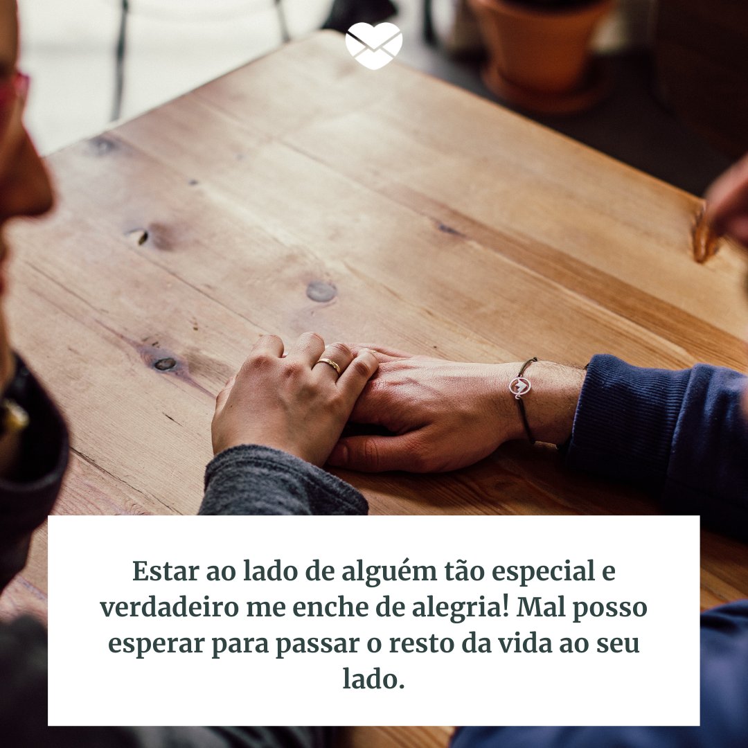 'Estar ao lado de alguém tão especial e verdadeiro me enche de alegria! Mal posso esperar para passar o resto da vida ao seu lado.' - Declarações de amor para o namorado