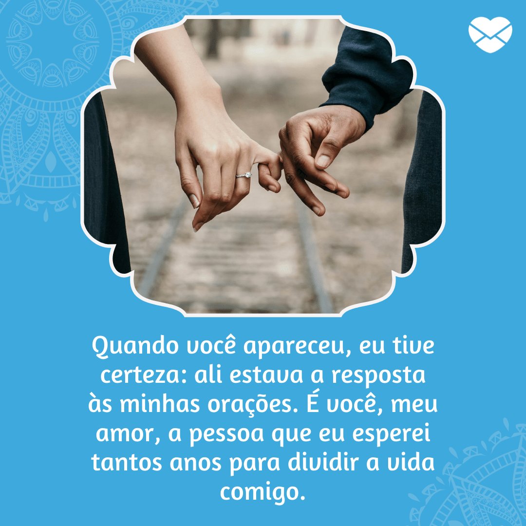 Mensagens com Amor / Canva / jasminewallacecarter/ pexels 'Quando você apareceu, eu tive certeza: ali estava a resposta às minhas orações. É você, meu amor, a pessoa que eu esperei tantos anos para dividir a vida comigo.' - Um amor abençoado por Deus