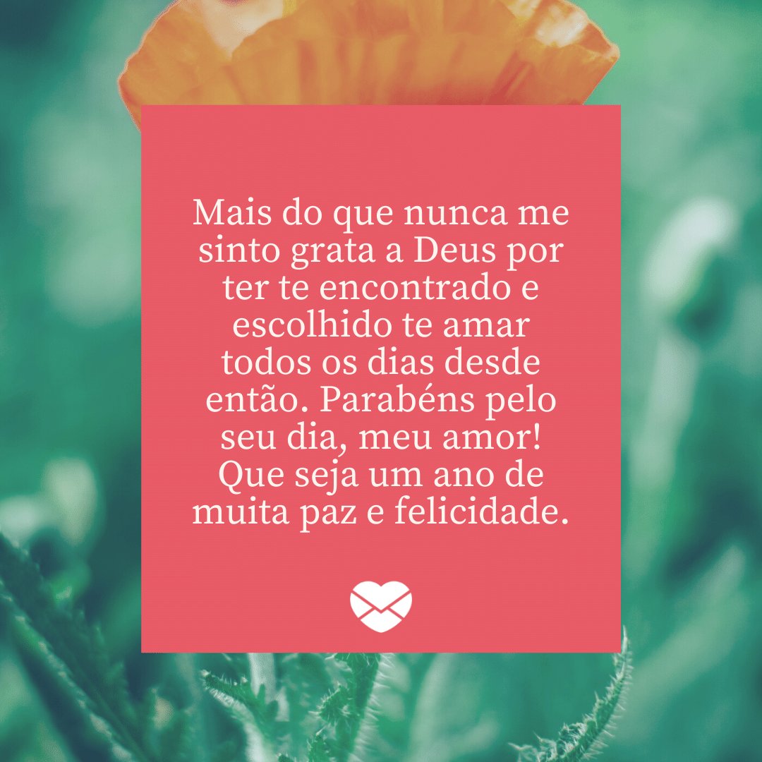 Mensagens com Amor / Canva / krisatomic / unsplash 'Mais do que nunca me sinto grata a Deus por ter te encontrado e escolhido te amar todos os dias desde então.Parabéns pelo seu dia, meu amor! Que seja um ano de muita paz e felicidade.' - Mensagens de Aniversário para Namorados
