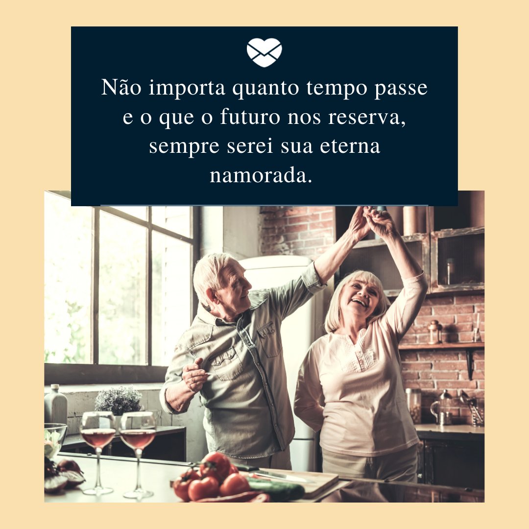 GeorgeRudy / Getty Images Pro / Canva / Mensagens com amor 'Não importa quanto tempo passe e o que o futuro nos reserva, sempre serei sua eterna namorada.' - Frases para aniversário de namoro