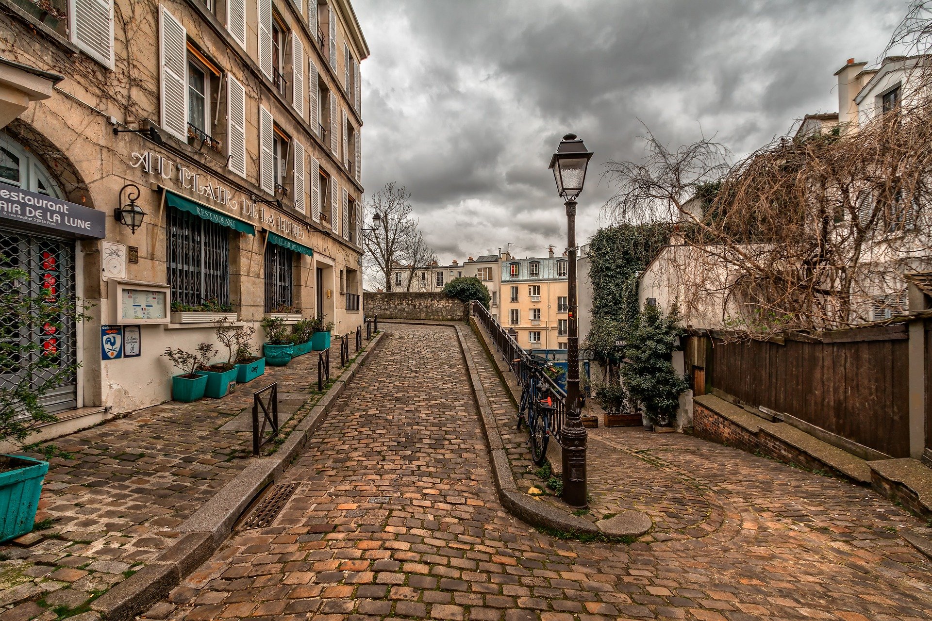Rua na cidade de Paris.