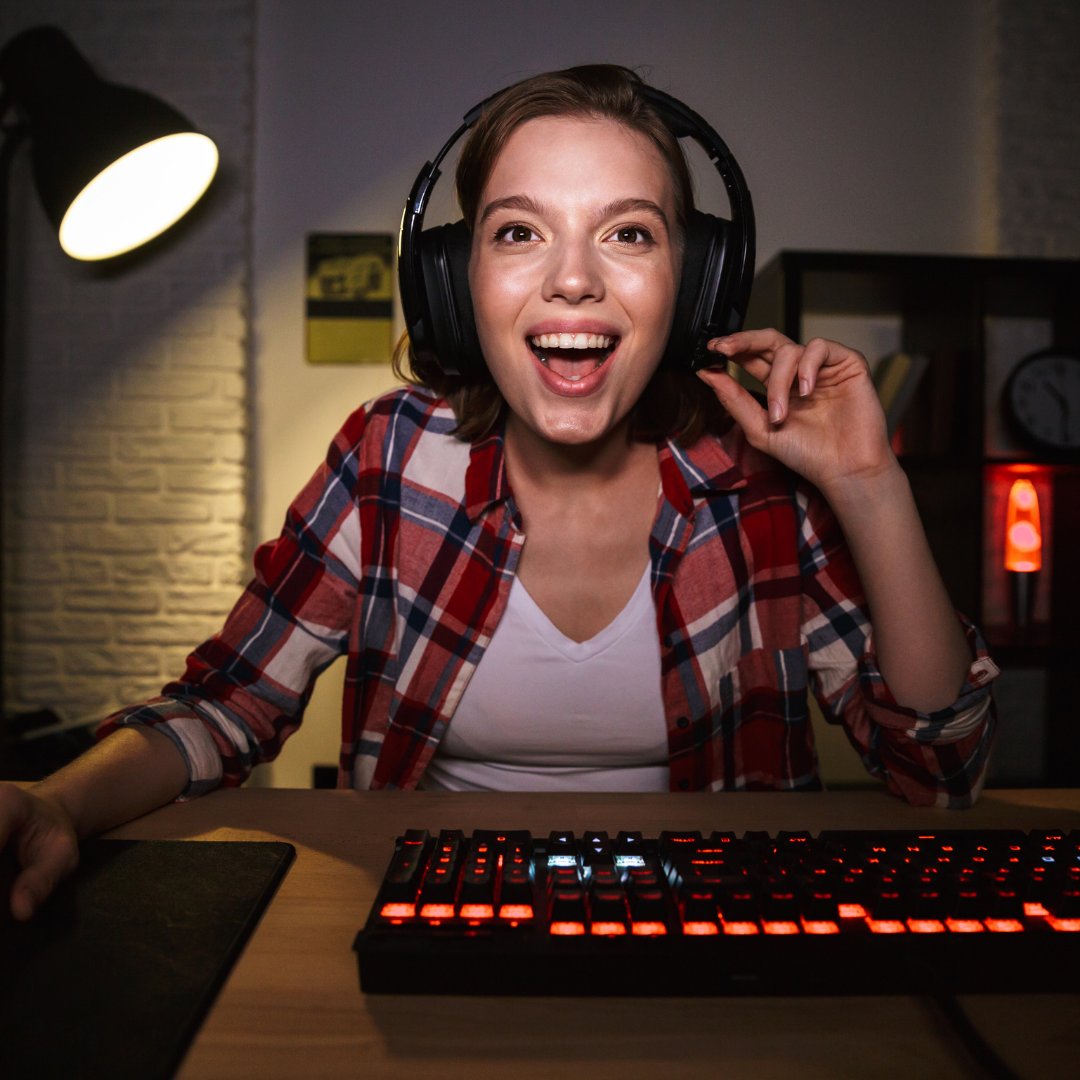 Menina com fone de ouvido, jogando jogo no computador