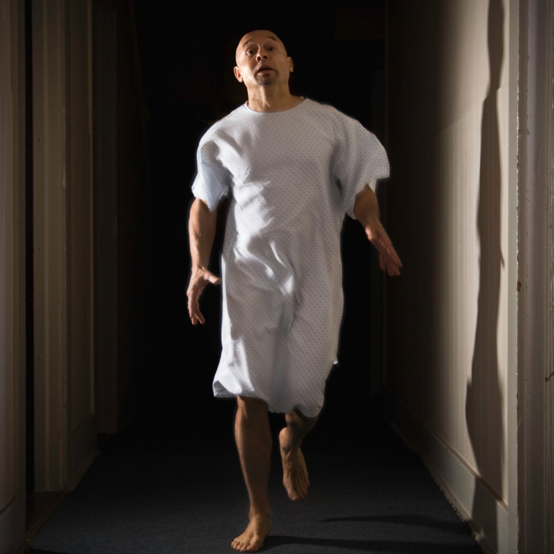 Cglade / Getty Images Signature / Canva Imagem de um homem no meio de uma crise noturna