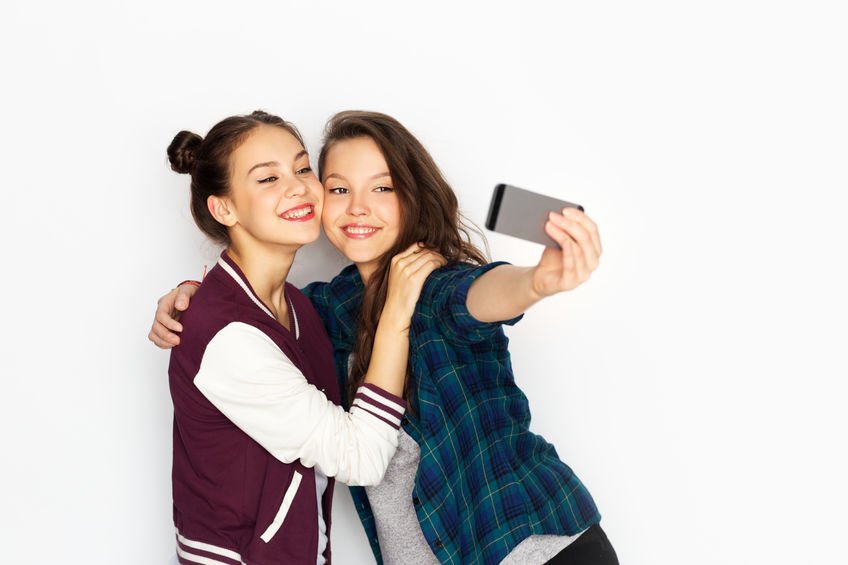Meninas tirando selfie e sorrindo