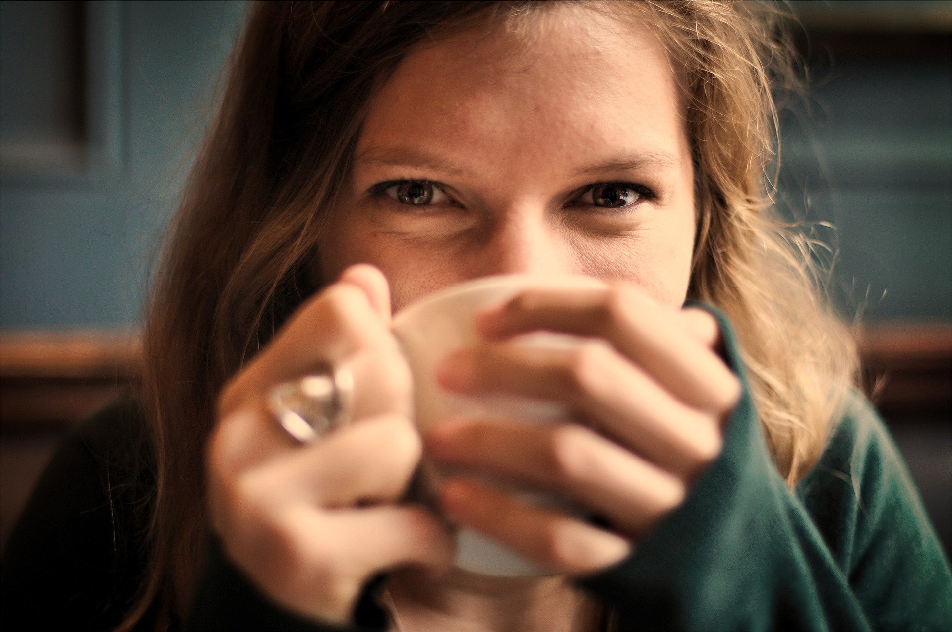 Mulher tomando café.