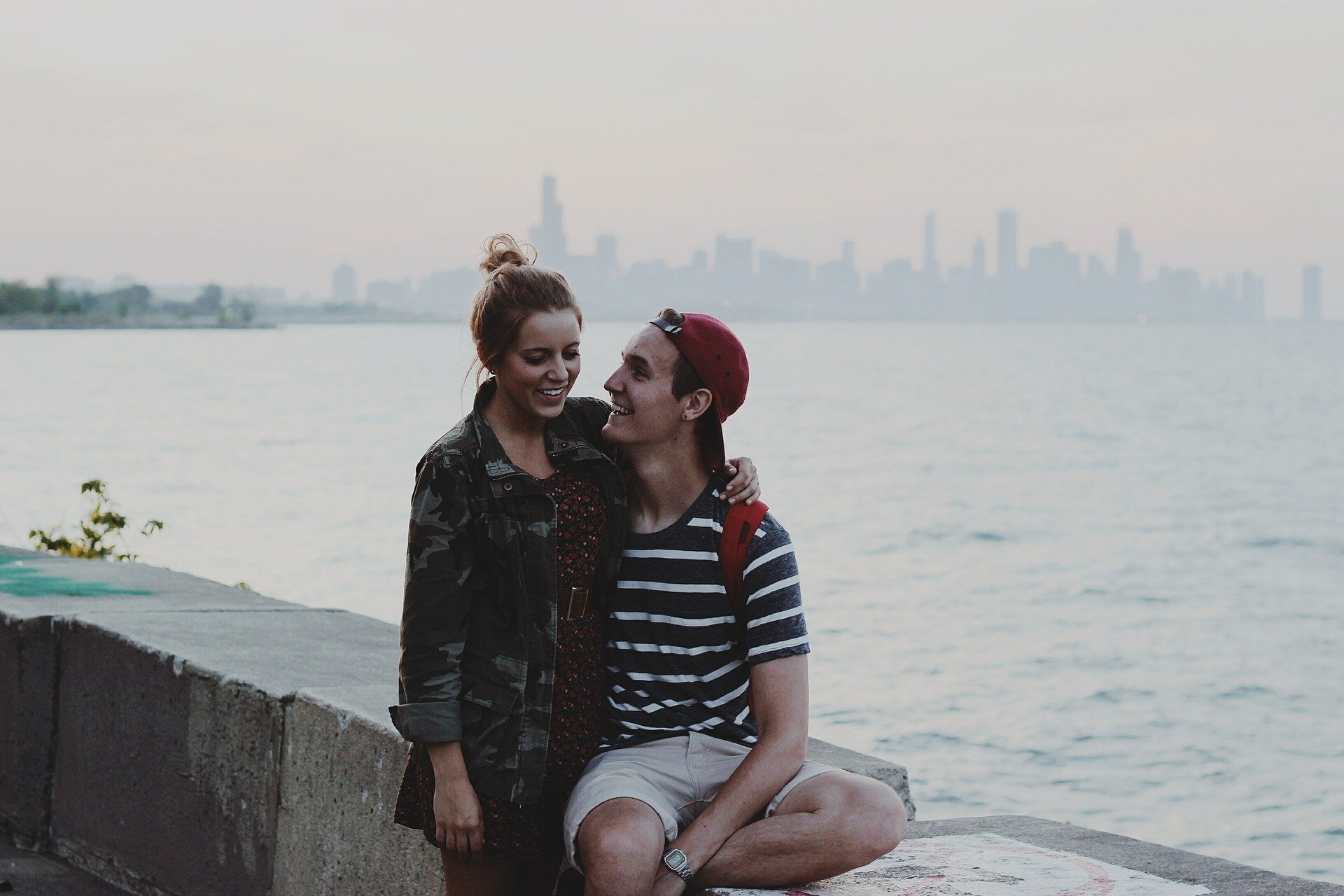 SnapwireSnaps / Pixabay Homem e mulher juntos, sorrindo.