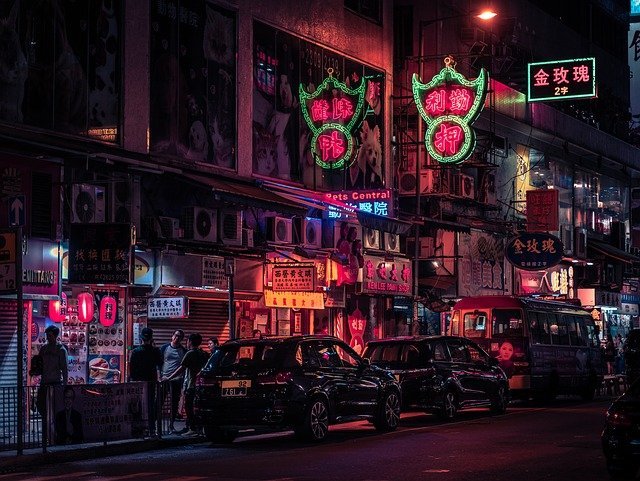 Placas com luzes em rua chinesa