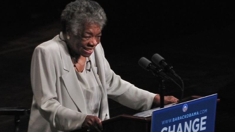 Maya Angelou sorrindo falando ao microfone
