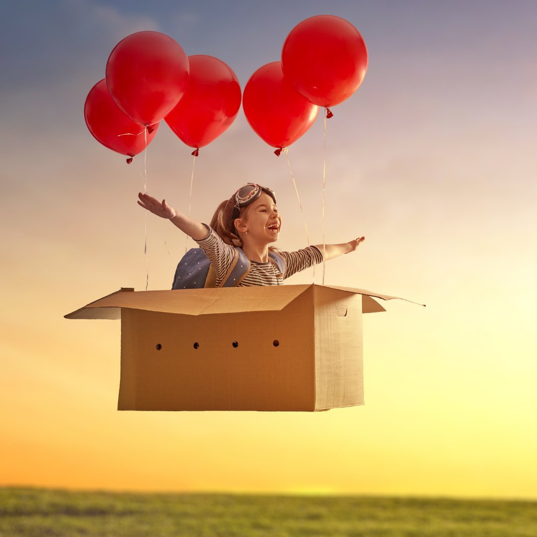 Imagem de um menino flutuando dentro de uma caixa com balões