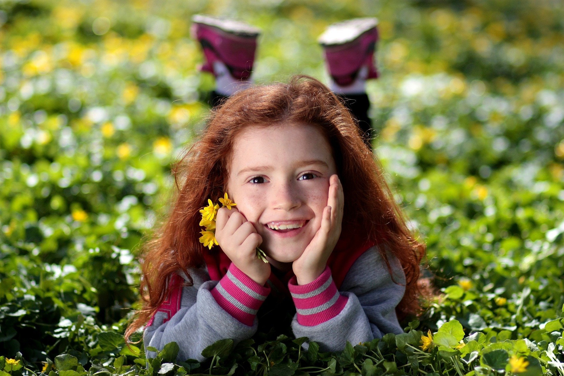 Menina ruiva sorrindo.