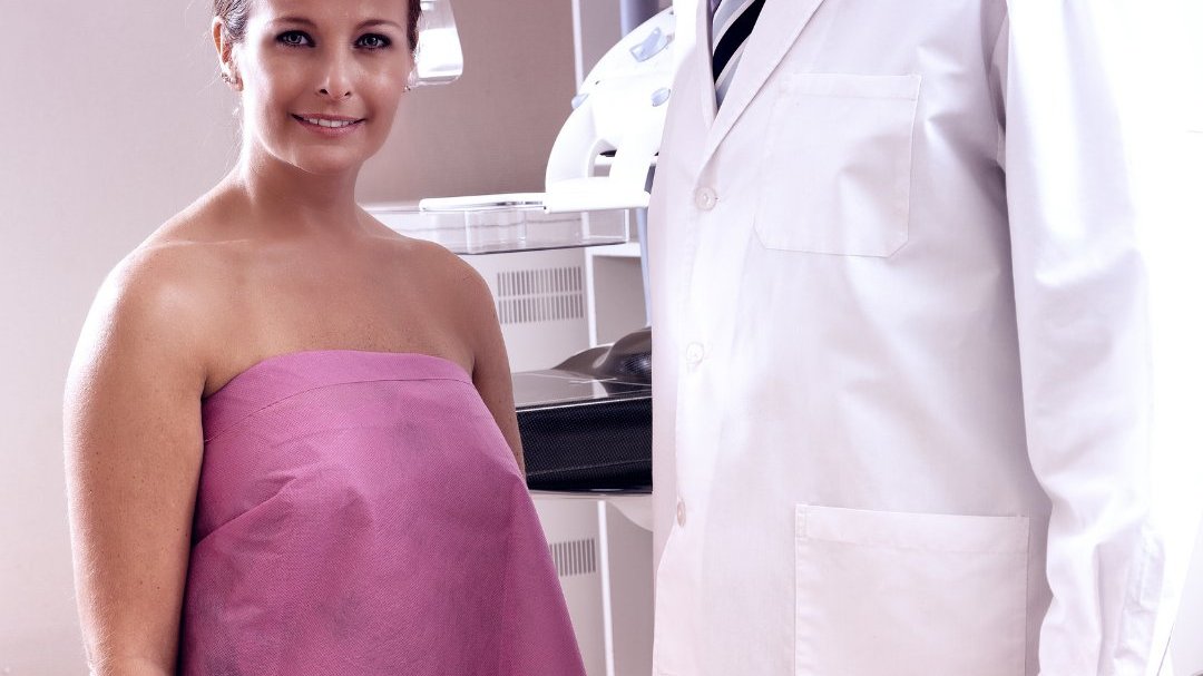 Médico e paciente prontos para fazer o exame de mama