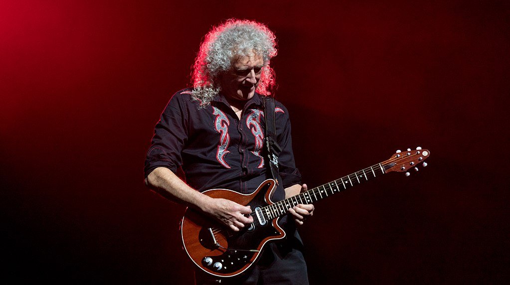 Brian May tocando guitarra