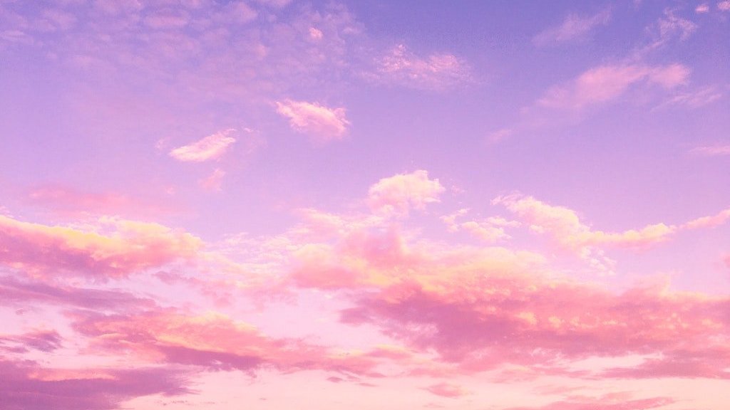Céu violeta com nuveus.
