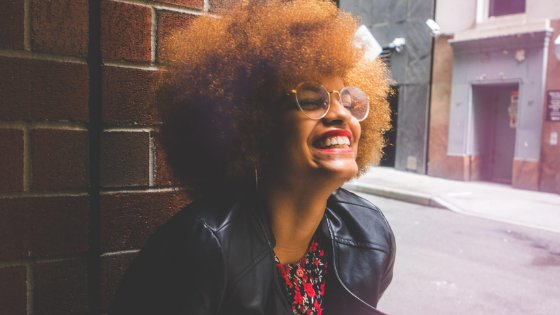 Mulher sorrindo na rua