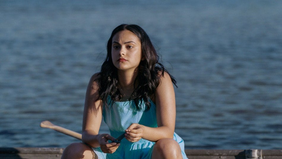 Camila Mendes como Ester no filme Coyote Lake.