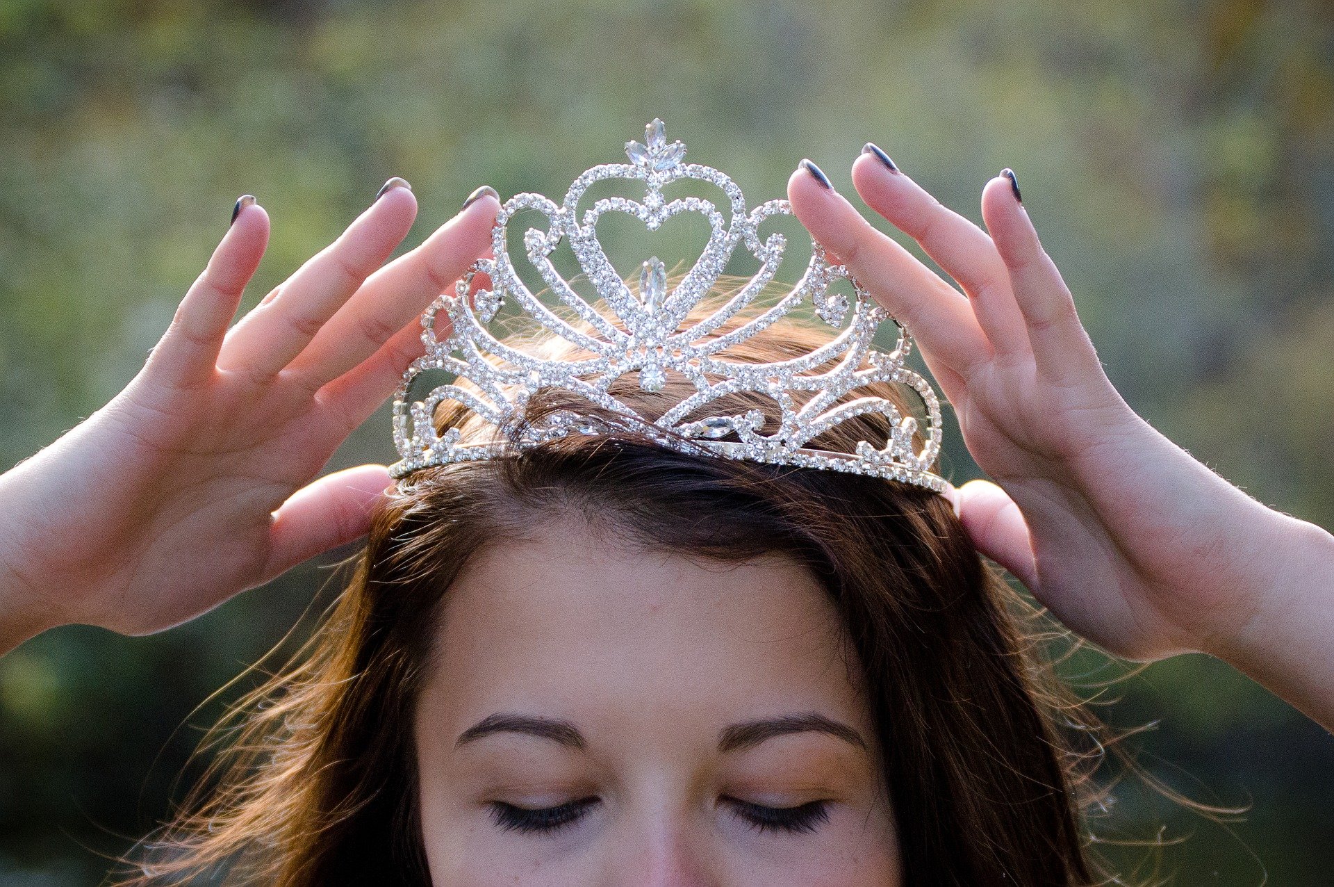 Menina usando coroa de princesa.