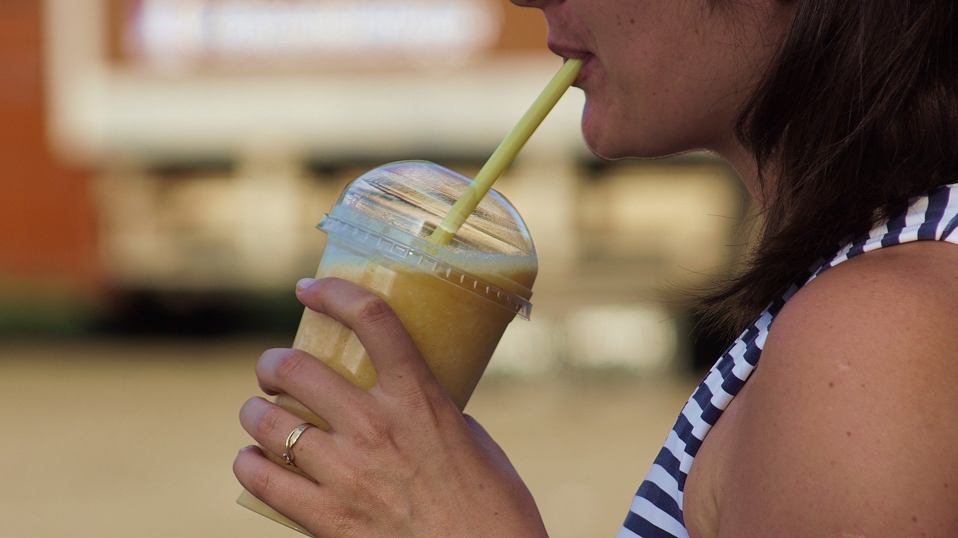 nastogadka / Pixabay Mulher tomando milkshake.