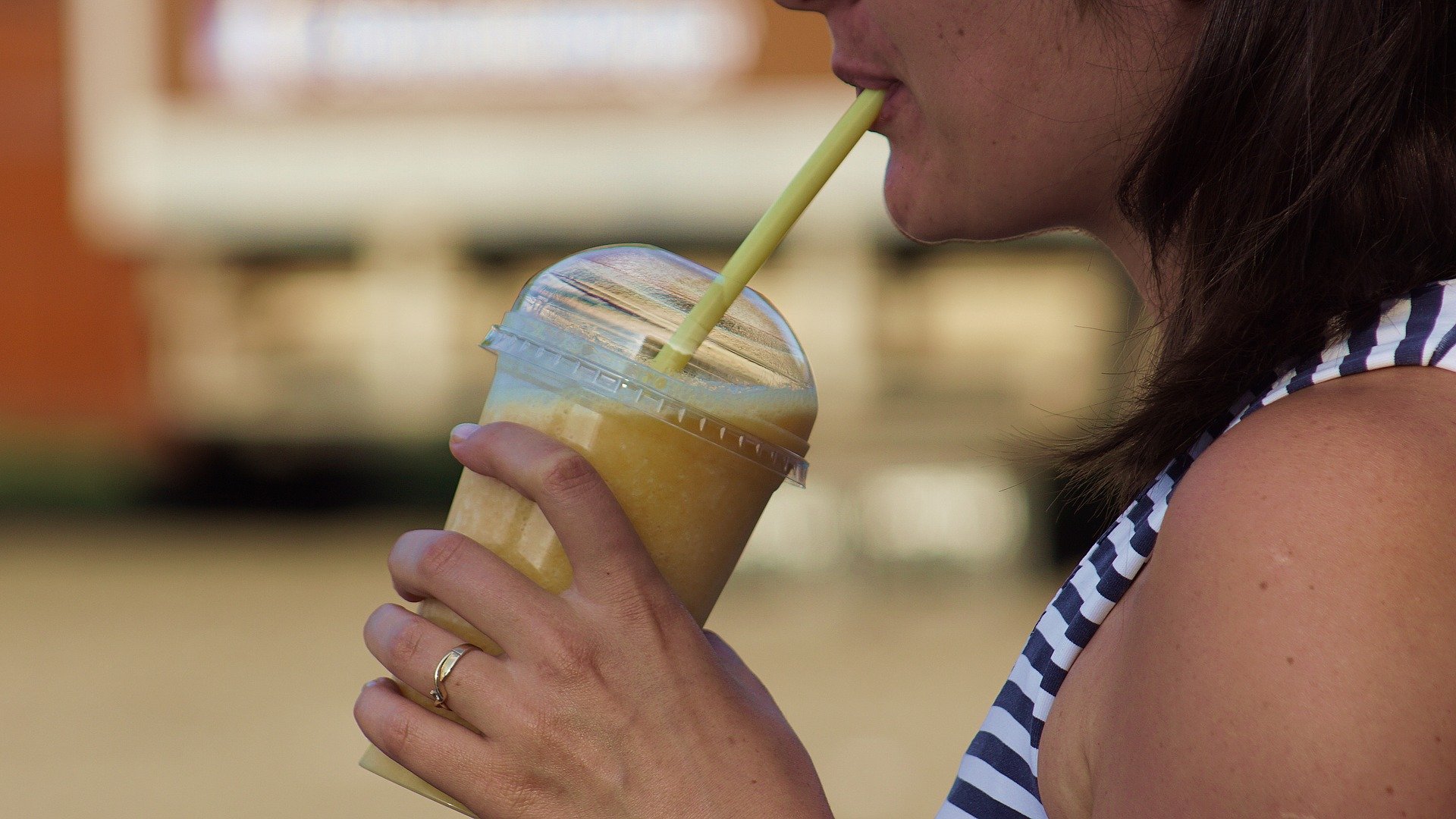 Mulher tomando milkshake.