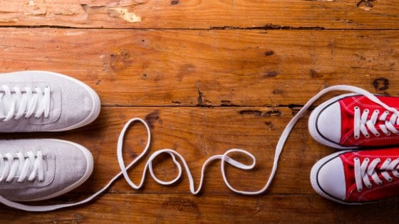 Cadarço do tênis formando a palavra 'love'