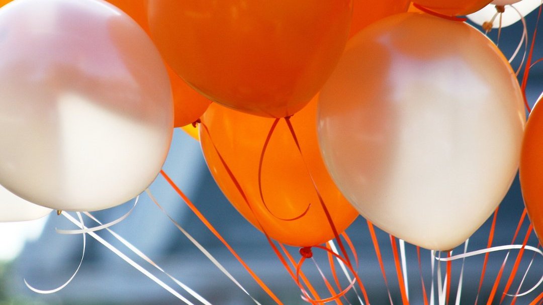 Balões de aniversário brancos e laranjas