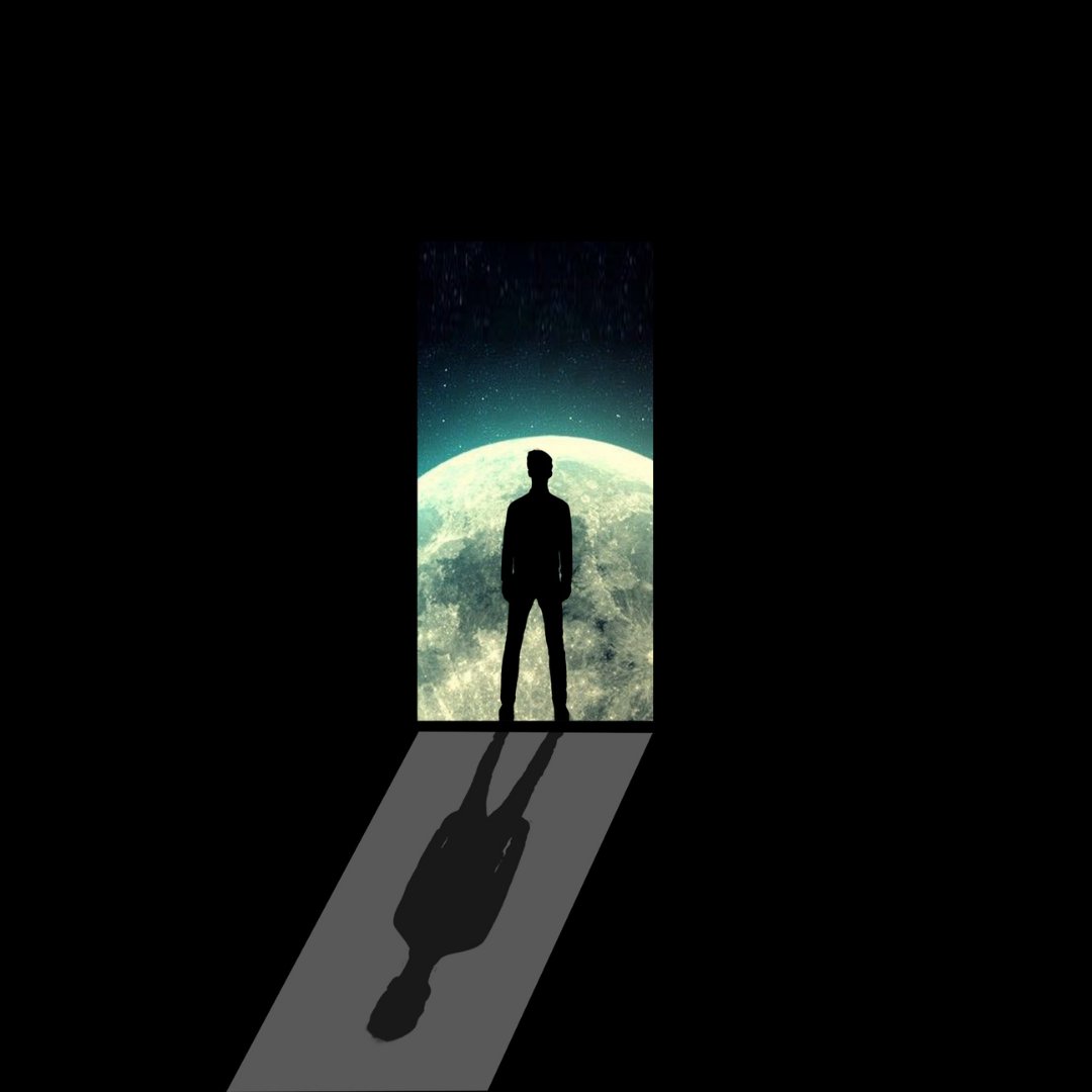 51873965187396 / Pixabay / Canva Imagem de um homem à beira de uma porta aberta