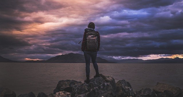 Free-Photos / Pixabay Pessoa com mochila em frente ao mar
