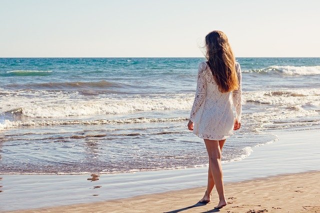 Pixabay / adamkontor Mulher andando em direção ao mar