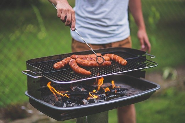 Homem fazendo churrasco