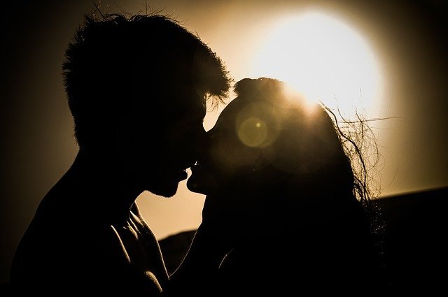 Free-Photos / Pixabay Sombra de casal beijando-se e Sol ao fundo