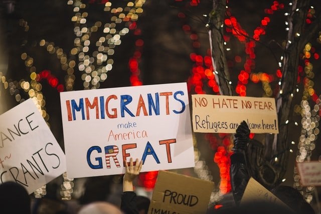 Cartazes demonstrando apoio a imigração nos Estados Unidos