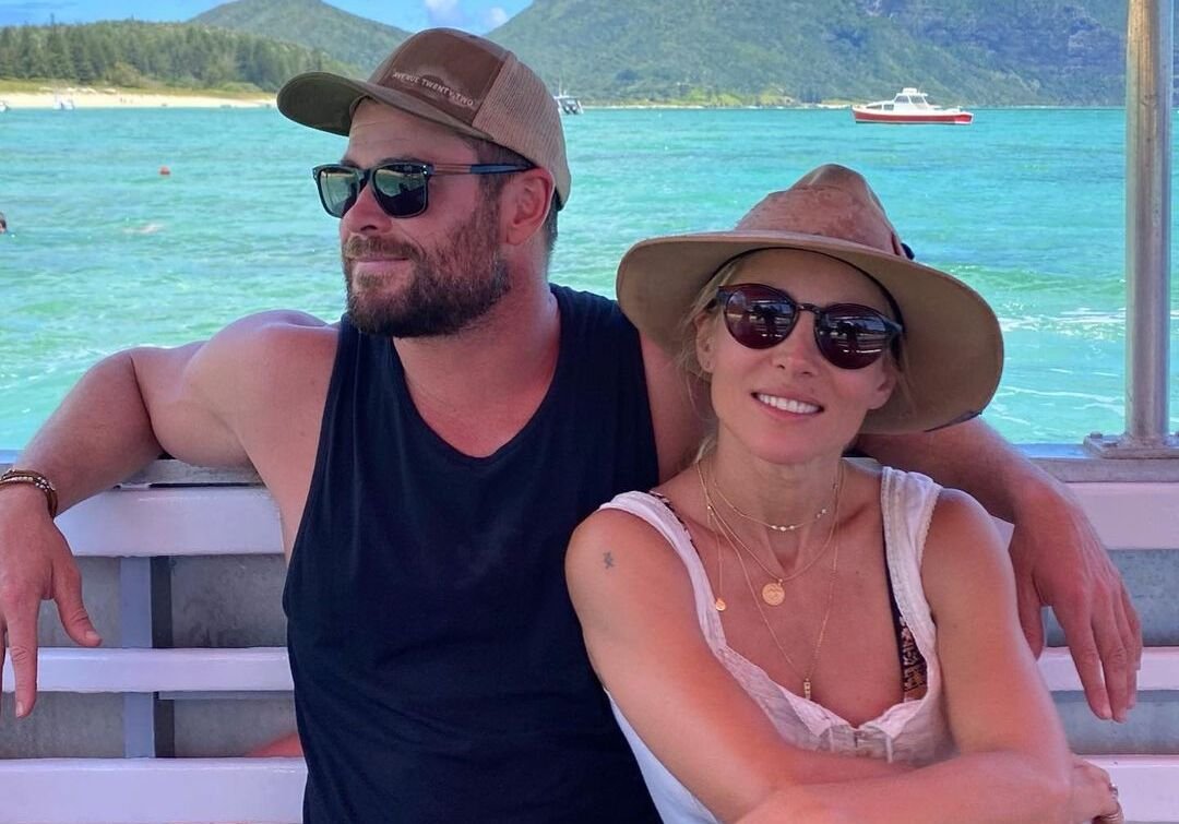 Chris Hemsworth e sua esposa num barco.