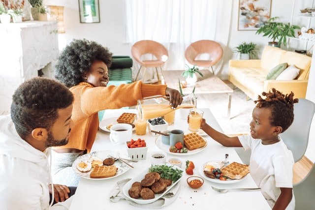 Família tomando café da manhã