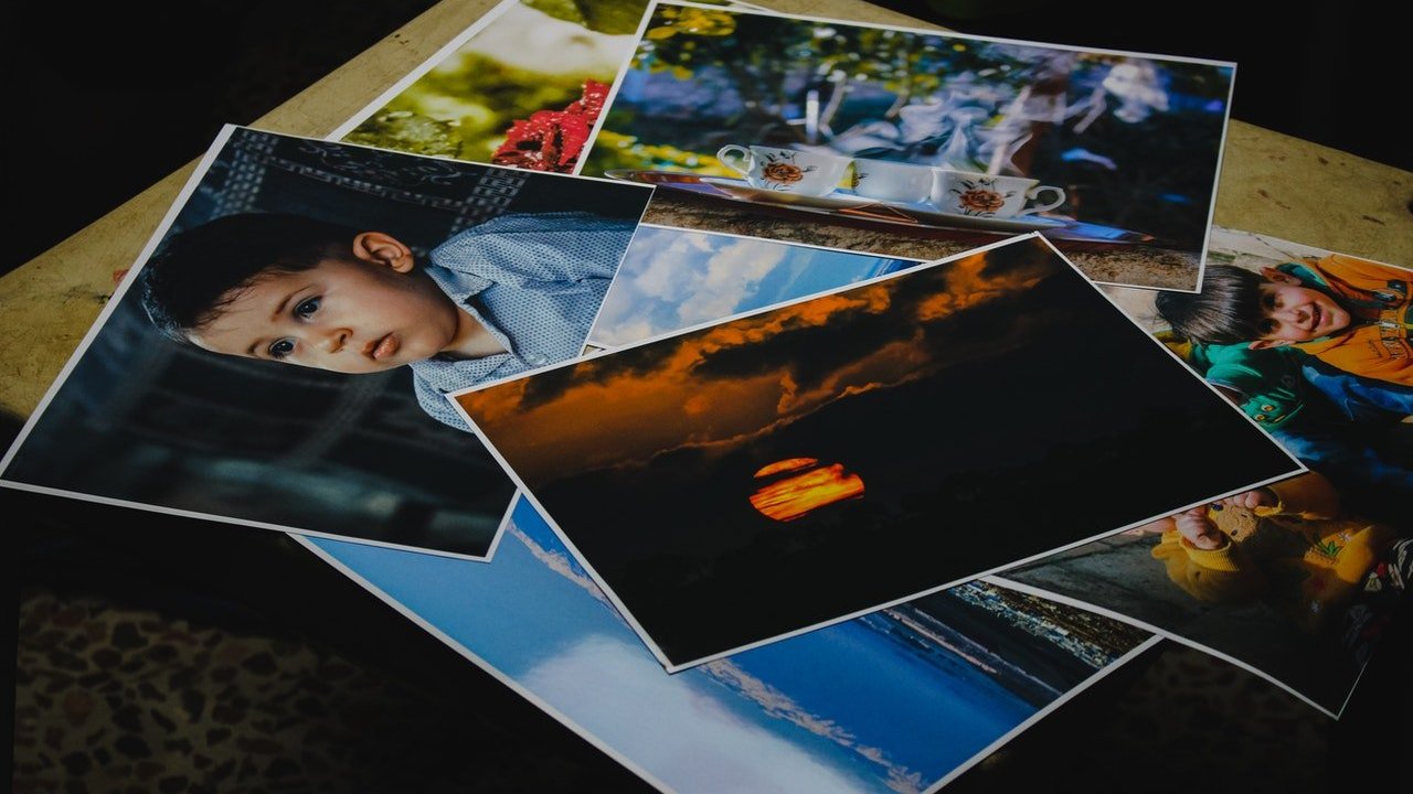 Várias fotos impressas em cima de uma mesa.