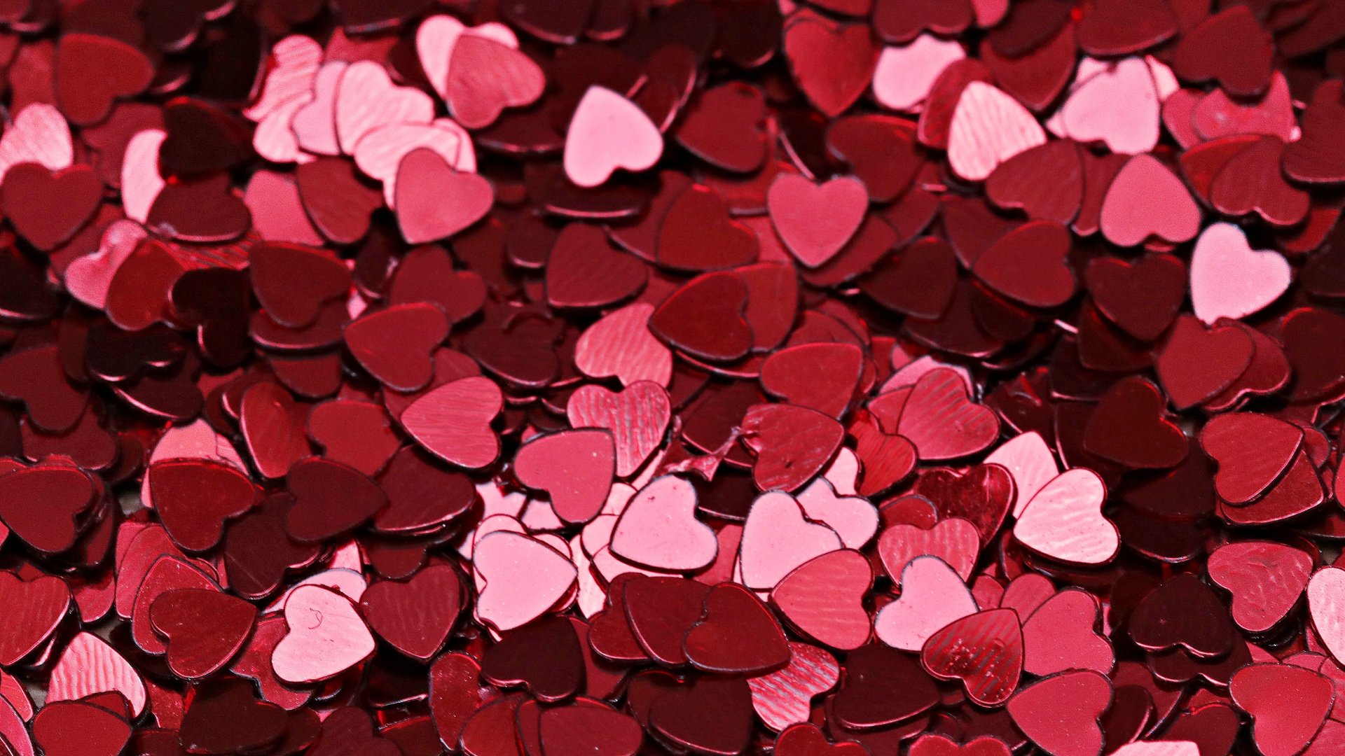 Corações vermelhos e rosas de papel