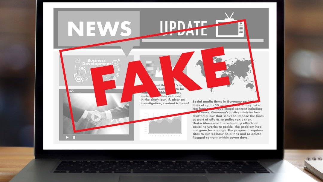 Imagem de um computador com a falavra 'FAKE' em destaque, que significa 'falso'