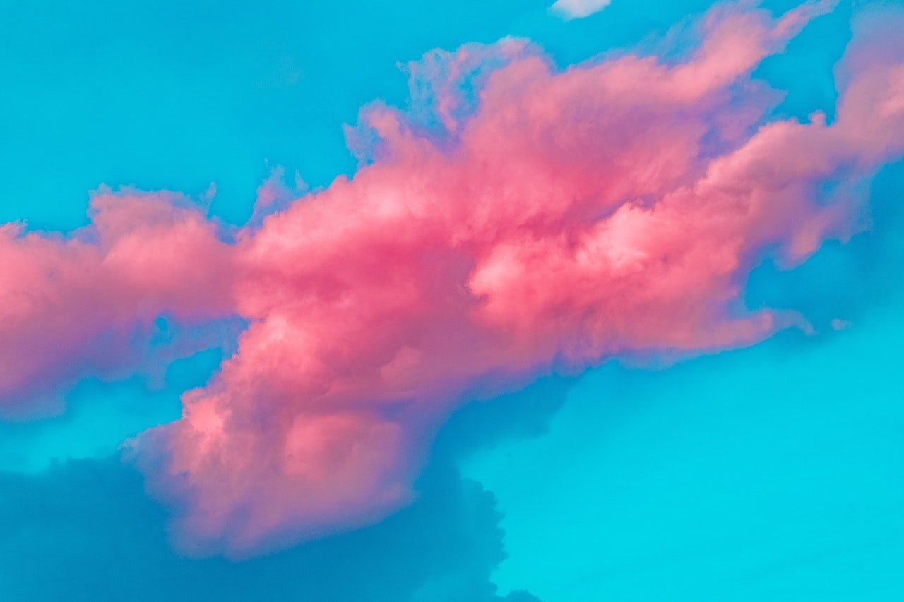 Luis Quintero / Pexels Céu azul com nuvens rosas.