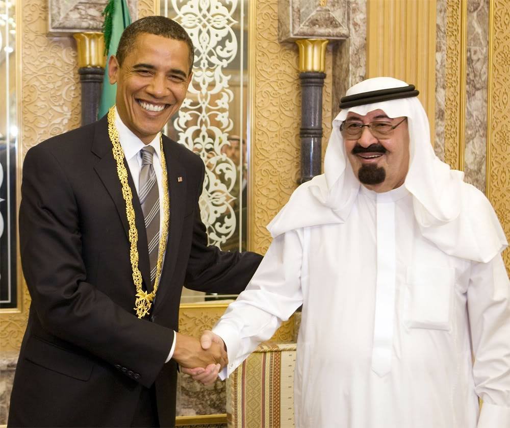 Barack Obama e Rei Abdullah se cumprimentando.