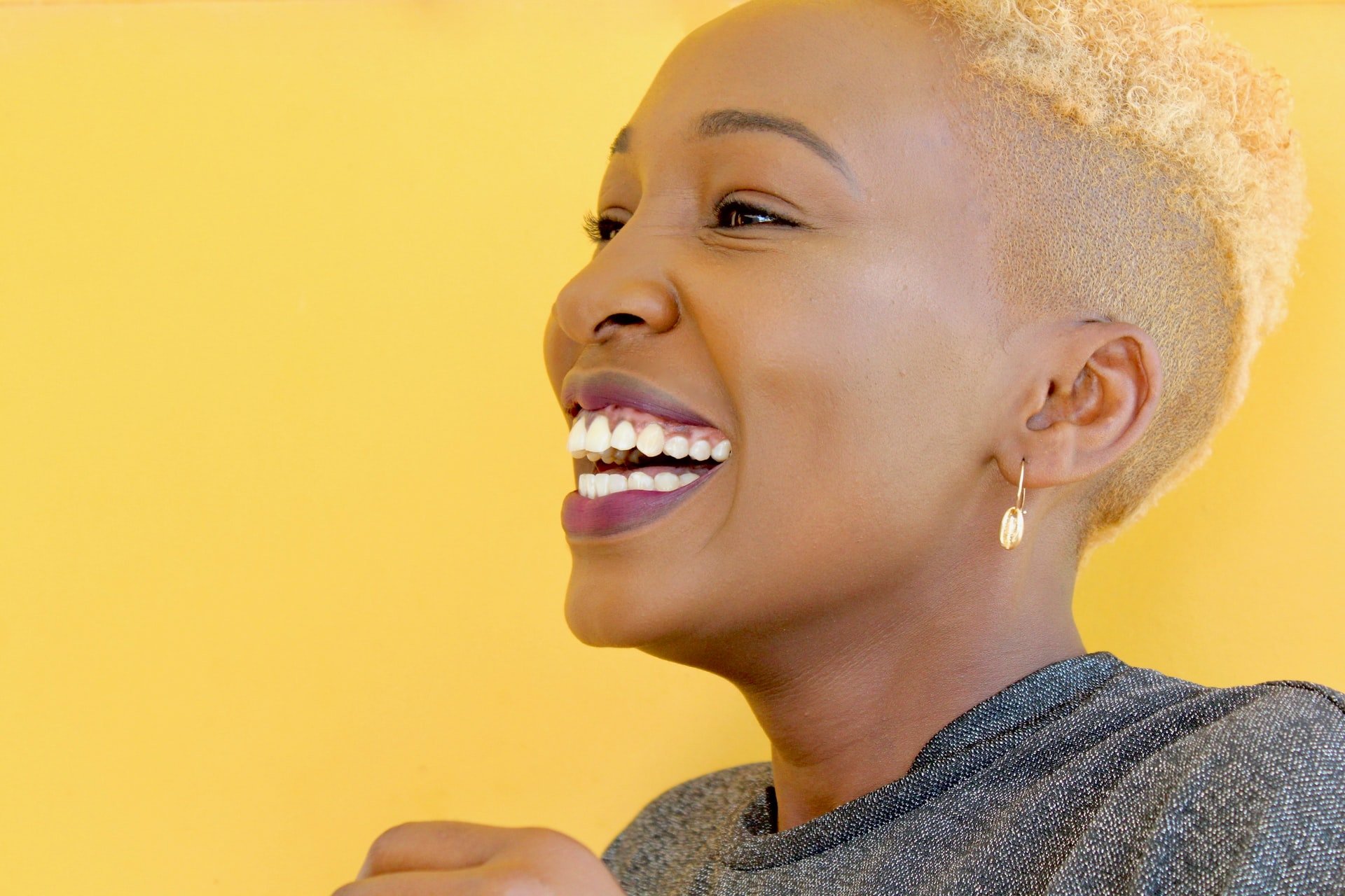 Gabrielle Henderson / Unsplash Mulher negra sorrindo.