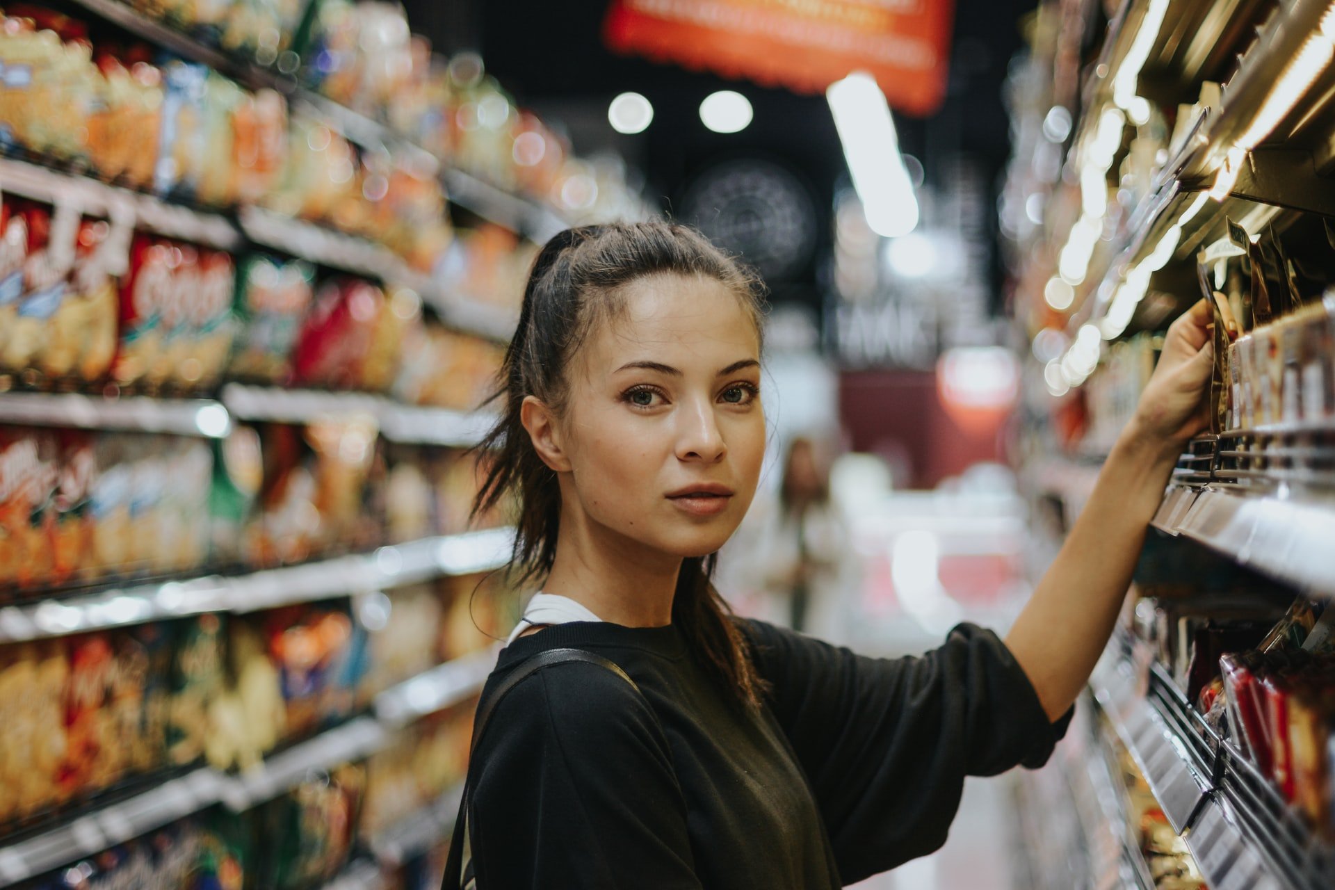 Mulher branca num supermercado.